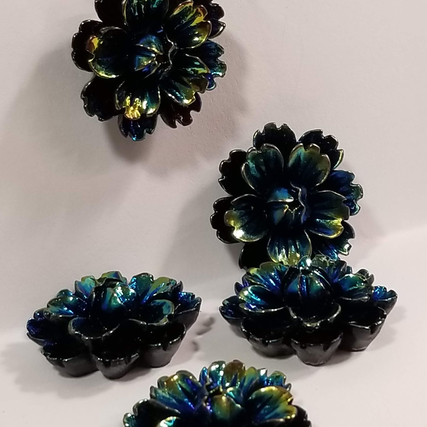 New Style, Camellia Cover Minder, Black with Aurora Borealis Coating 25mm