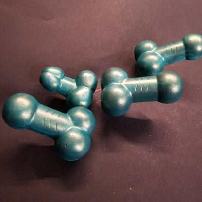 Cover Minder Pete is at your service, a penis shaped cover minder for diamond painting